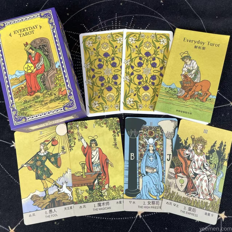 塔罗牌仪式感摆拍：黑色神秘背景配金色星象图案，前景摆放塔罗牌盒与水晶石